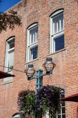 yetiştiricilerinin üzerinde tarafından eski tuğla duvar lambası