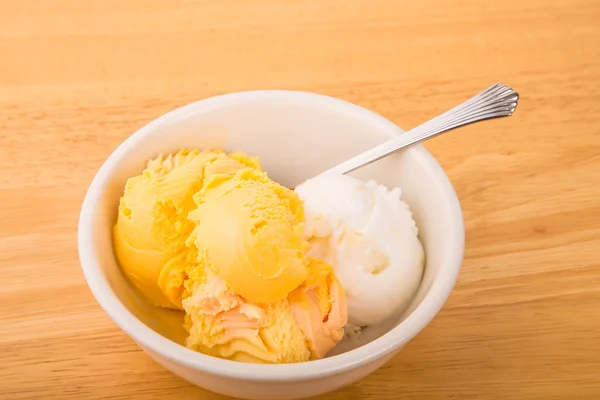 Mango broskev a ananasová zmrzlina — Stock fotografie