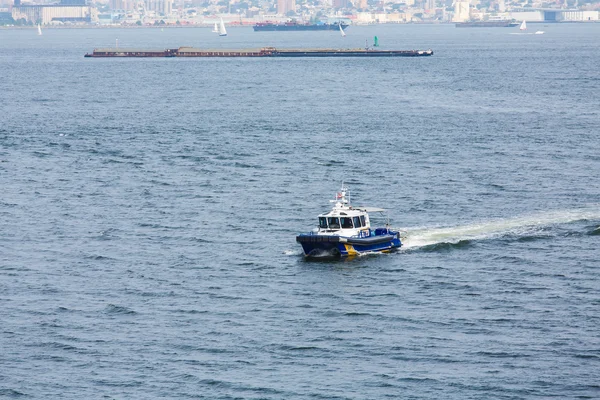 New Yorks polis båt kryssningar harbor — Stockfoto