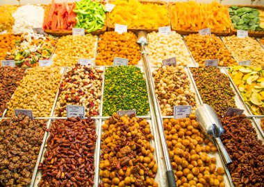 birçok kuru fındık ve aperatifler bir Pazar