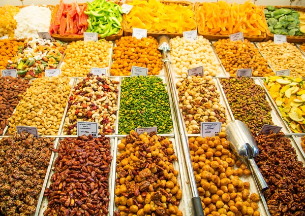 Veel gedroogde noten en snacks in een markt — Stockfoto