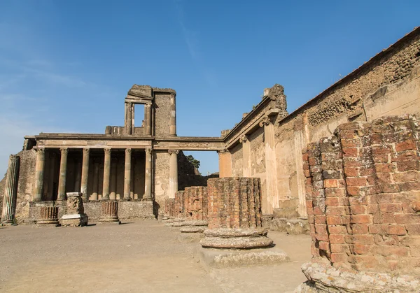 Sten och tegel kolumner i antika Pompeji — Stockfoto