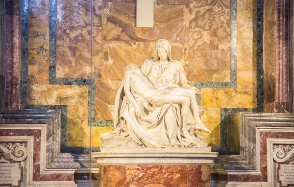 Estatua de María sosteniendo a San Pedro — Foto de Stock