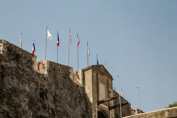 Vlajky nad kamennou pevnost — Stock fotografie