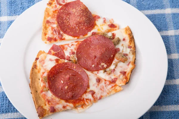 Fatias de pizza de pepperoni na placa branca — Fotografia de Stock
