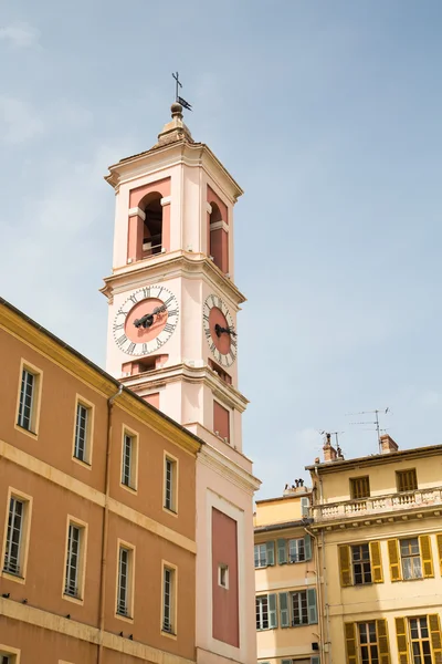 Torre dell'orologio rosa sulla costruzione di intonaco giallo — Foto Stock