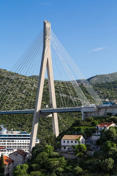 Visutý most a výletní lodi v Dubrovníku — Stock fotografie
