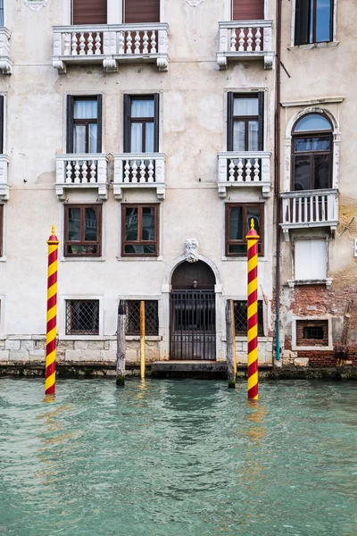 Rode en gele Polen in Venetië canal — Stockfoto