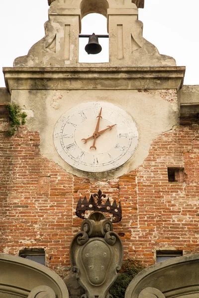 Antiguo reloj y campanario en Pisa —  Fotos de Stock