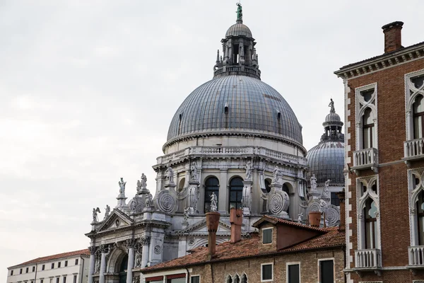 Kerk koepel en Venetië bakstenen — Stockfoto