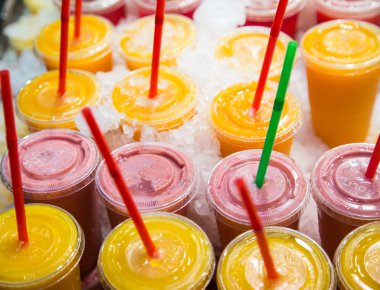 Mango ve çilek smoothies