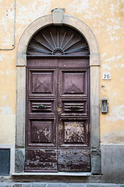 Oude sierlijke deur op 76 — Stockfoto