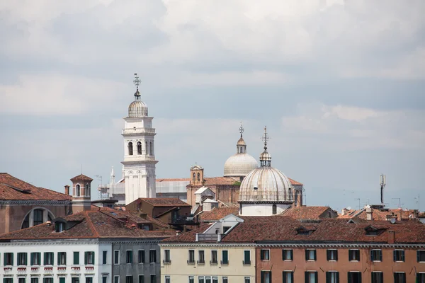 Koepels op Venetië towers — Stockfoto