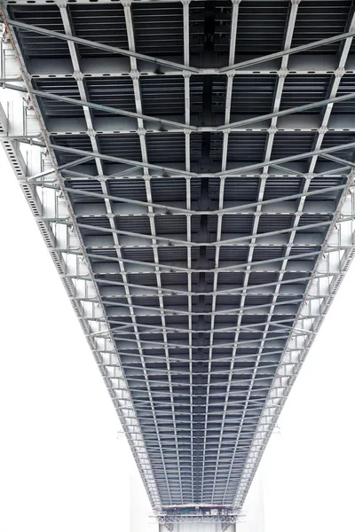 Dessous du pont Verrazano isolé sur blanc — Photo