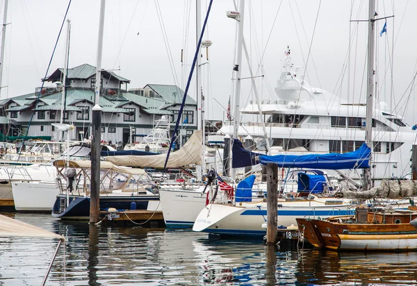 Jachty a plachetnice v Bostonu marina — Stock fotografie