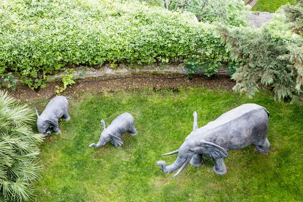 Drei steinerne Elefanten im Garten — Stockfoto