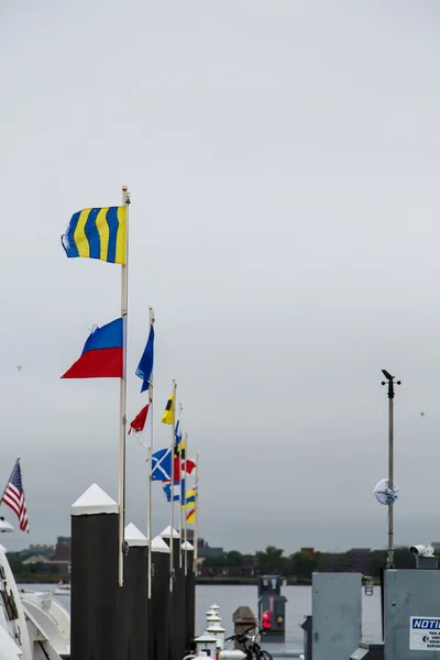 Flagi natuical na molo — Zdjęcie stockowe