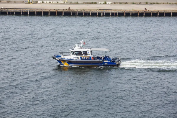 Barco NYPD en el puerto de Nueva York — Foto de Stock