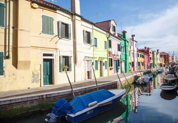 Colorful Buildings on Burano Canal — Stock Photo, Image