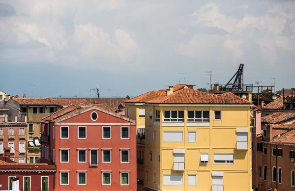 Röda och gula byggnader på Venedig canal — Stockfoto