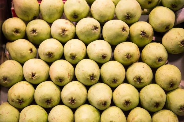 Stack av gröna päron i en marknad — Stockfoto