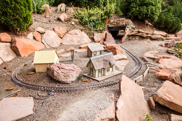 Hračky vesnice a model železnice — Stock fotografie