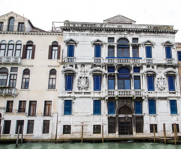 Fenêtres recouvertes de bleu à Venise — Photo