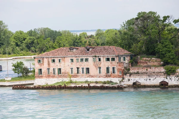 Oude verlaten gebouw op Venetië canal — Stockfoto