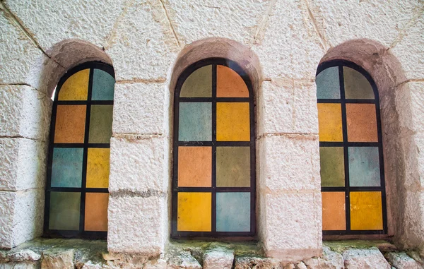 Fenêtres voûtées colorées dans un bâtiment en plâtre — Photo