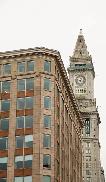 Budynek biurowy i wieża zegarowa w Bostonie — Zdjęcie stockowe