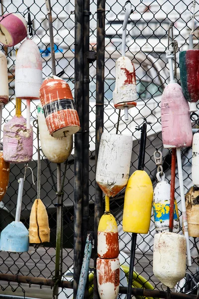 Vieux flotteurs de homard sur la clôture — Photo