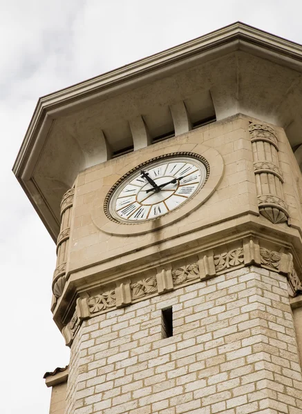 Stenen blok klokkentoren — Stockfoto