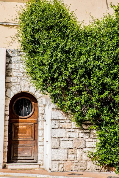 Old Wood Door in Stone Wall — Stock Photo, Image