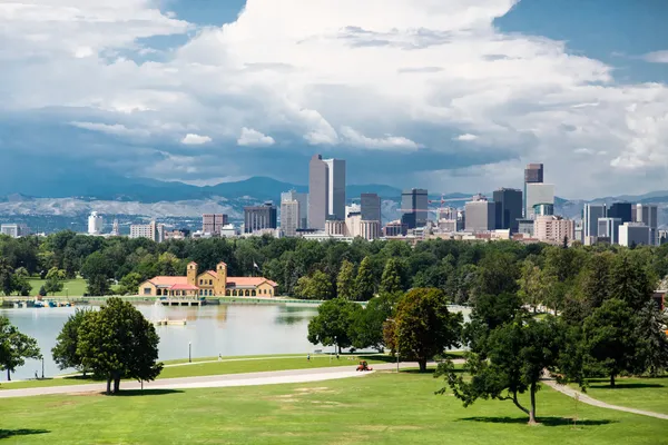 De skyline van Denver buiten groen park — Stockfoto