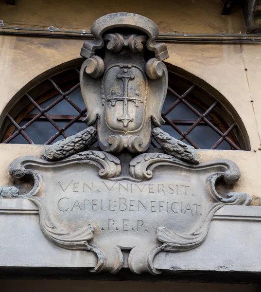 Latijns-crest op Italiaanse gebouw — Stockfoto