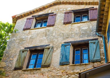 yeşil ve kırmızı mavi panjurlar eski taş bina