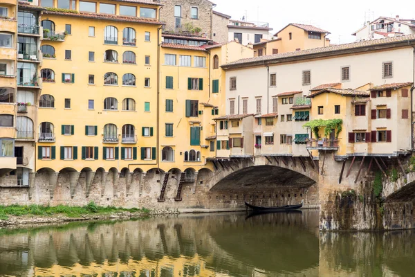 Black Gondola Under Ponte Vecchio — Stock Photo, Image