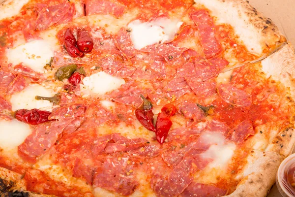Pizza quente com pimentas — Fotografia de Stock