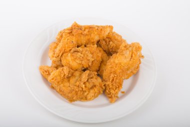 Beyaz tabakta tavuk şeritler