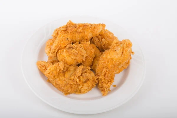 Beyaz tabakta tavuk şeritler