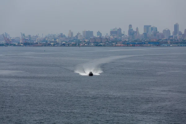 Barco de la policía de Nueva York a toda velocidad en el puerto — Foto de Stock