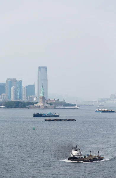 タグボートのはしけおよびニューヨーク港の貨物船 — ストック写真