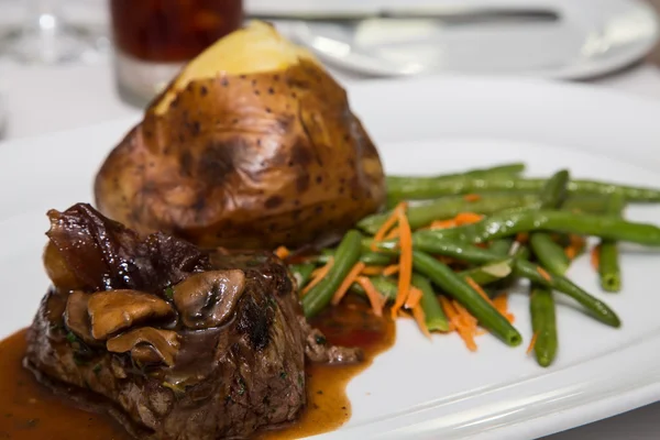 Rundvlees filet met paddestoel jus groene bonen en gebakken aardappel — Stockfoto