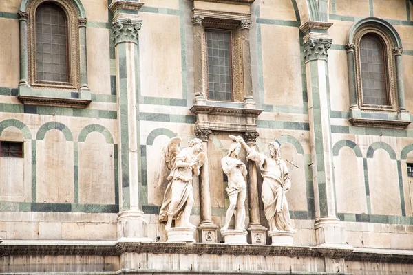 Σοι αγάλματα στο il duomo — Φωτογραφία Αρχείου