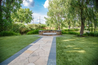 Bahçe içinde taş sahne