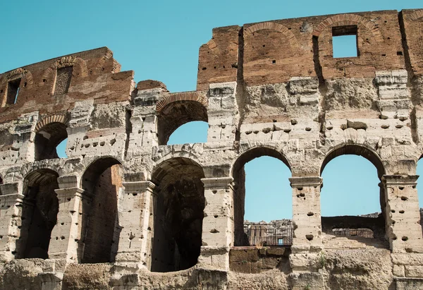 Blauwe hemel buiten Colosseum — Stockfoto