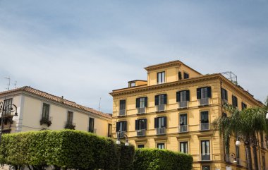 siyah Panjur ile sarı otel