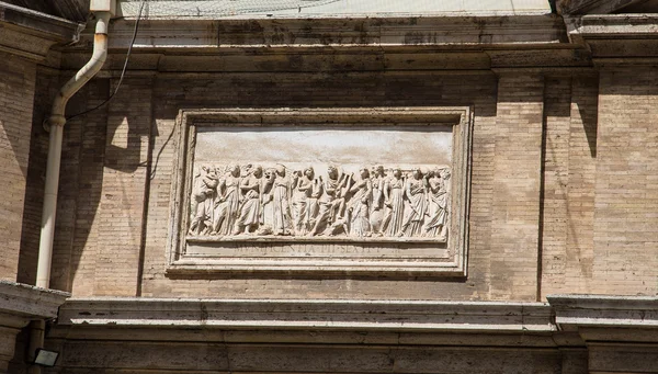 Releif skulptur på väggen i Vatikanen — Stockfoto