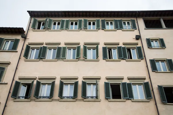 Hotel italiano velho com persianas verdes — Fotografia de Stock