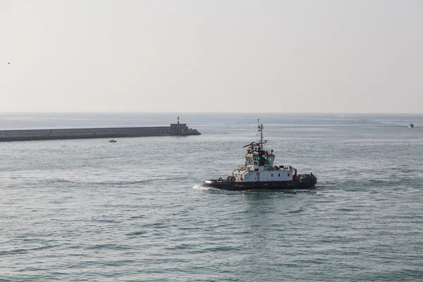 Tugboat by Sea Wall — Stock Photo, Image